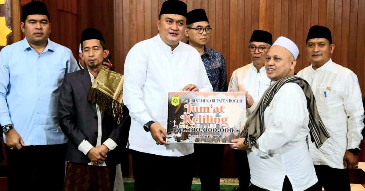 Bupati Bogor, Rudy Susmanto saat menyerahkan hibah Rp 100 juta untuk Masjid Besar Al-Ihsan, Kecamatan Cibinong, untuk meningkatkan kualitas fasilitas ibadah menjelang Ramadhan 2026.