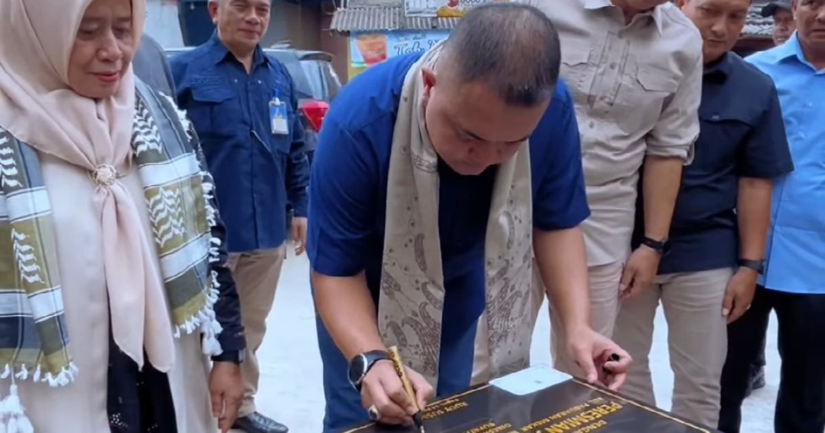 Bupati Bogor, Rudy Susmanto menandatangani prasasti peresmian Jembatan Kali Jantung.