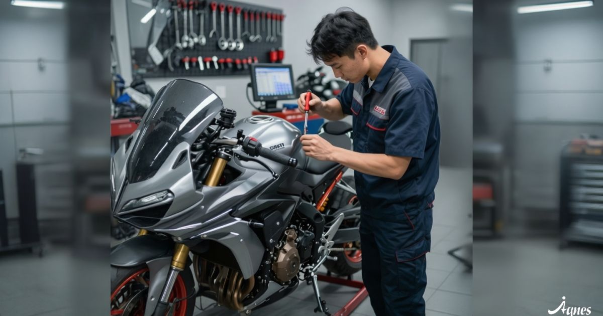 Seorang teknisi sedang memeriksa kondisi mesin sepeda motor di bengkel resmi dengan peralatan lengkap.