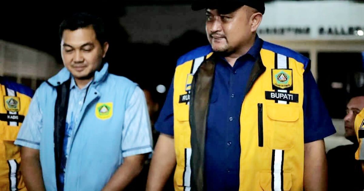 Bupati Bogor, Rudy Susmanto saat meninjau kegiatan perbaikan di ruas jalan Parung, Kemang, dan sekitarnya, Selasa, 24 Februari 2026 dinihari, sekitar pukul 03.00 WIB.