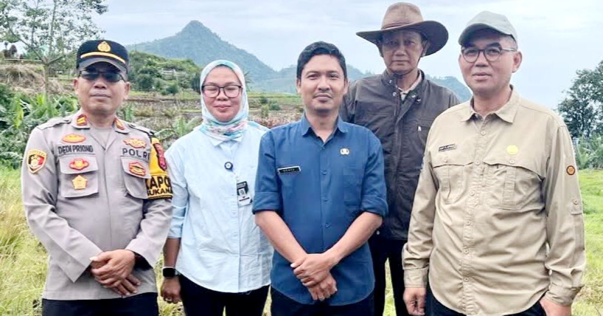 Sekretaris Daerah Kabupaten Bogor, Ajat Rochmat Jatnika bersama Forkopimcam Sukamakmur, saat penanaman pohon di Desa Wargajaya, Sukamakmur, Selasa, 24 Februari 2026.