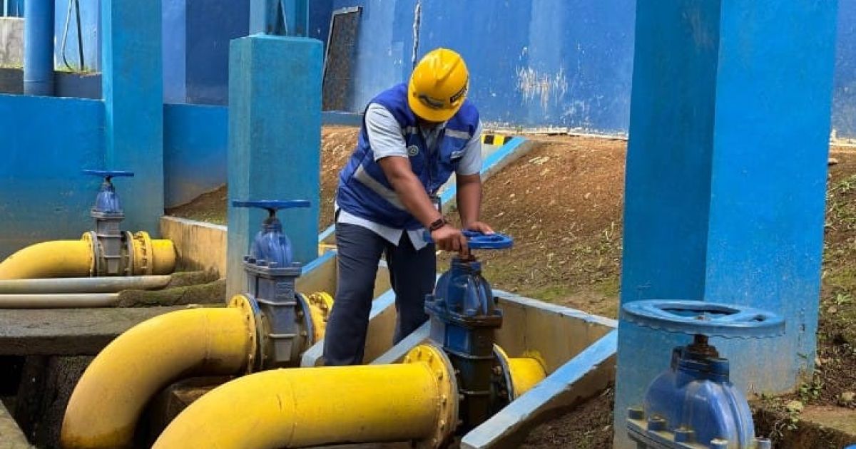 Seorang petugas Perumda Air Minum Tirta Kahuripan sedang memastikan layanan air bersih tetap berjalan optimal selama libur panjang dan cuti bersama Hari Raya Idul Fitri 1447 H.