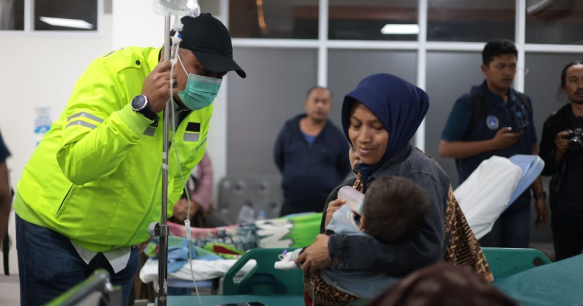 Bupati Bogor, Rudy Susmanto menyambangi pasien balita yang menjalani perawatan medis, saat sidak di  RS Bhakti Padjajaran.