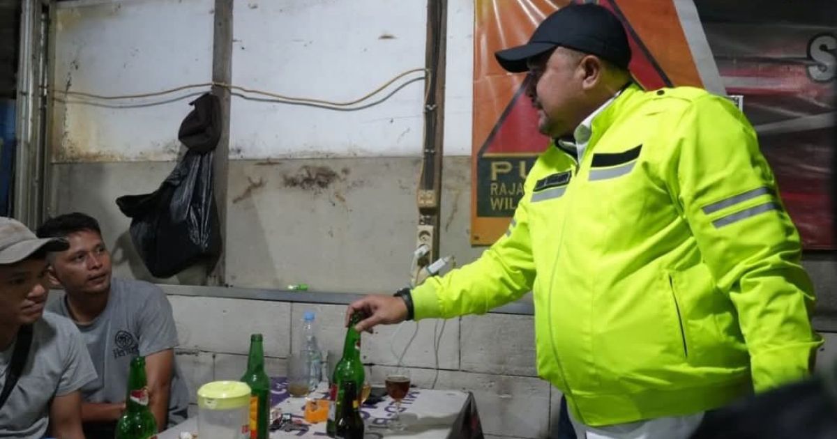 Bupati Bogor, Rudy Susmanto memergoki sejumlah warga yang sedang menikmati minuman keras di salah satu warung di Cibinong.