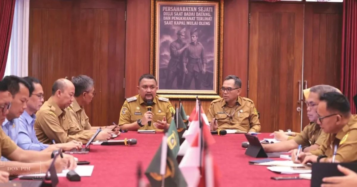 Bupati Bogor, Rudy Susmanto didampingi Sekretaris Daerah, Ajat Rochmat Jatnika saat bahas tiga isu strategis bersama jajaran Pemkab Bogor.
