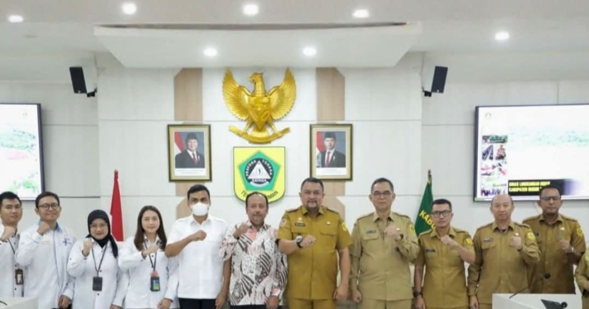 Bupati Bogor, Rudy Susmanto bersama Kepala Ombudsman Republik Indonesia Perwakilan Jakarta Raya, Dedy Irsan, usai rapat membahas strategi besar penanganan sampah Kabupaten Bogor.