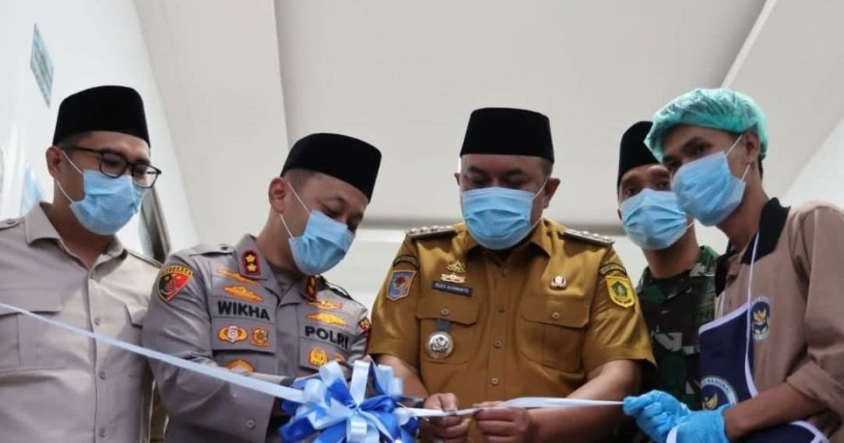 Bupati Bogor, Rudy Susmanto bersama Kapolres Bogor, AKBP Wikha Ardilestanto meresmikan Dapur SPPG ke-9 milik Polres Bogor di Kecamatan Cibungbulang, Senin, 2 Maret 2026.