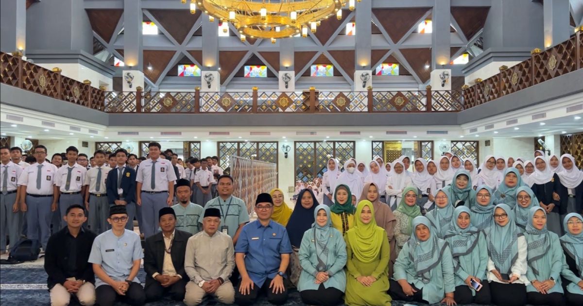 Sekda Kabupaten Bogor, Ajat Rochmat Jatnika bersama civitas akademika SMAN 2 Cibinong di Masjid Jami Nurul Wathon Pakansari.
