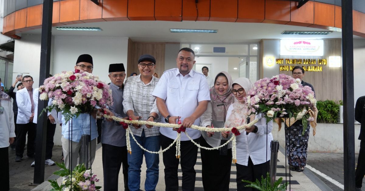 Bupati Bogor, Rudy Susmanto menggantung pita saat peresmian layanan Cardio Cerebro Vaskular Center (CCVC) dan Oncology Center (OC) di RSUD Bakti Pajajaran, Cibinong, Rabu, 4 Maret 2026.