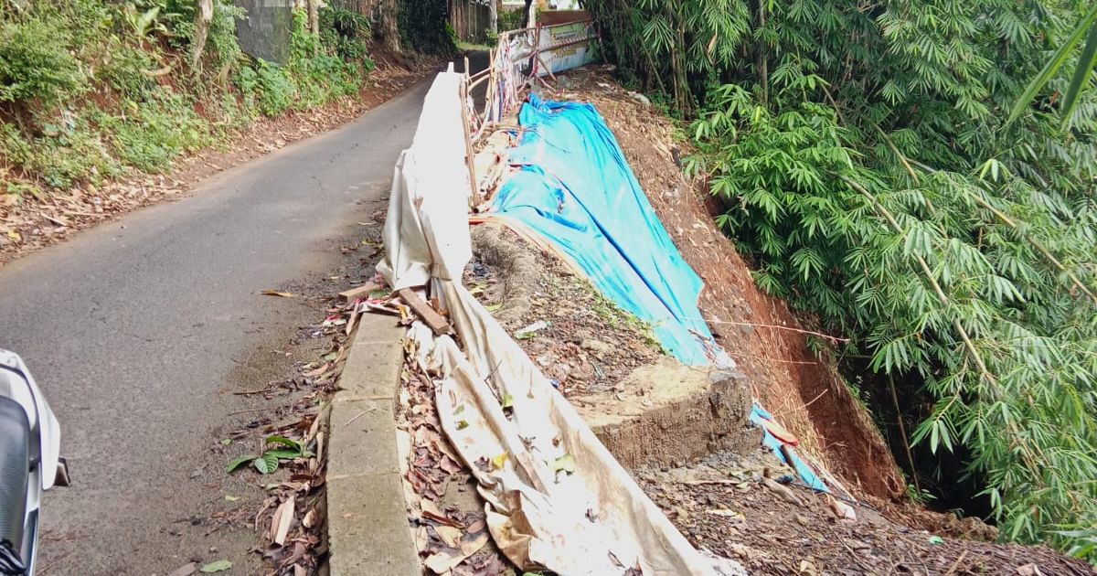 Pasca ambruk sejak Desember 2025, proyek pembangunan Tembok Penahan Tanah senilai Rp650 juta di Desa Kedung Waringin, Bojonggede, Kabupaten Bogor,  hingga kini terbengkalai tanpa kejelasan kelanjutan pekerjaan.