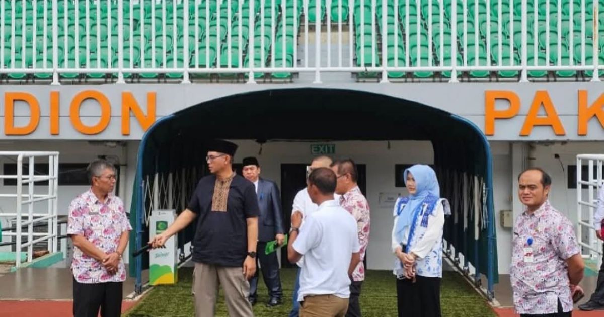 Sekretaris Daerah Kabupaten Bogor, Ajat Rochmat Jatnika usai memimpin rapat persiapan pelaksanaan salat Idul Fitri dan open house bersama Bupati Bogor di Ruang VVIP Stadion Pakansari, Jumat, 6 Maret 2026.