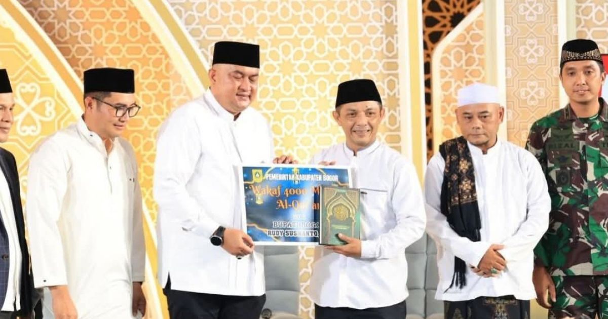 Bupati Bogor menyerahkan wakaf Al Quran sebanyak 4.000 mushaf atas nama Pemerintah Kabupaten Bogor dalam peringatan  Nuzulul Quran, di Masjid Baitul Faizin, Cibinong, Sabtu, 7 Maret 2026.