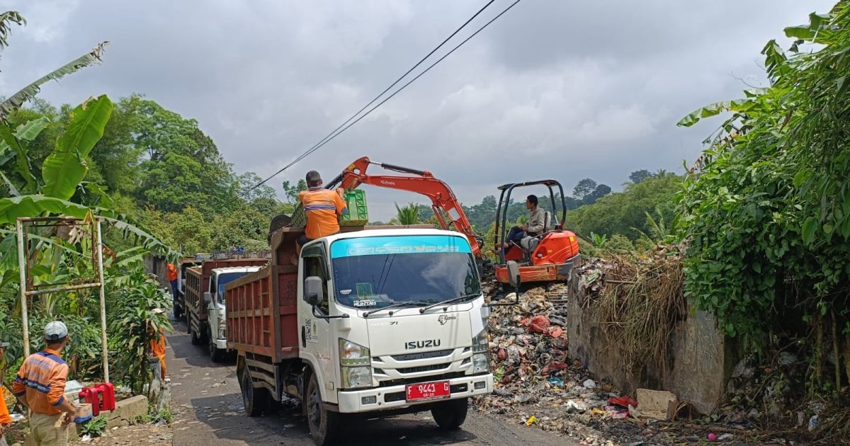 Gunungan Sampah Liar di Cisarua Dibongkar! Pemkab Bogor Kerahkan Puluhan Truk, Warga Janji Tak Buang Lagi