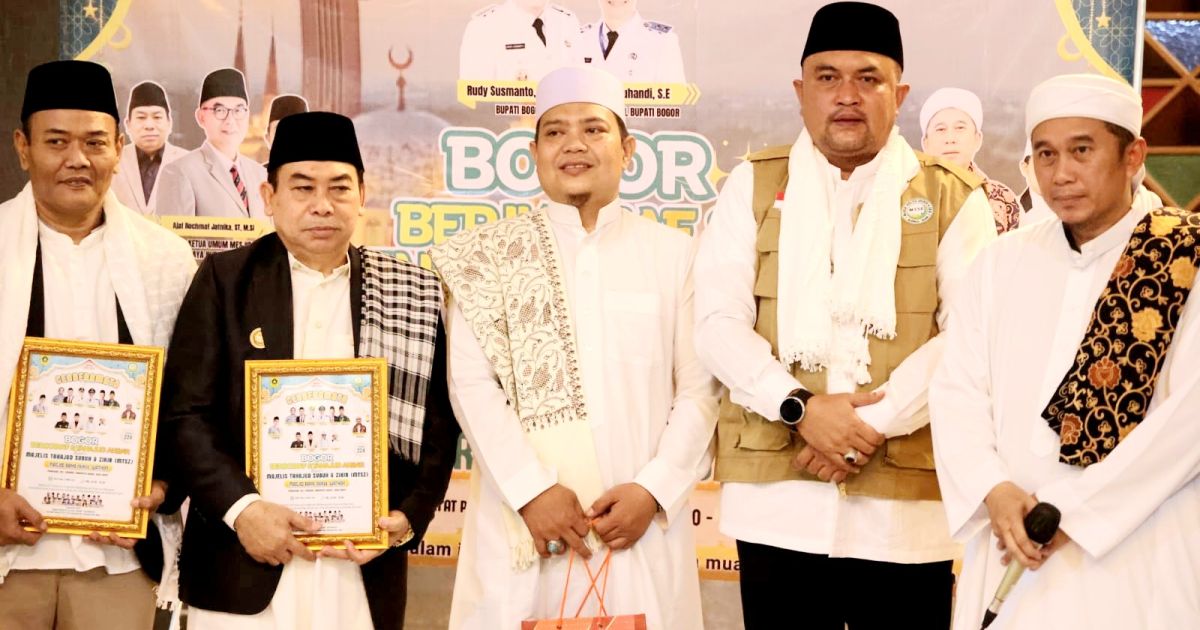 Bupati Bogor, Rudy Susmanto bersama para ulama dan masyarakat melaksanakan itikaf dan shalat tahajud di Masjid Raya Nurul Wathon, Pakansari, Cibinong.