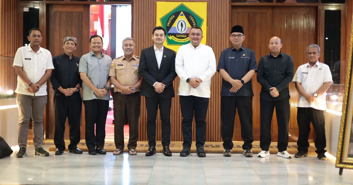 Bupati Bogor, Rudy Susmanto bersama perangkat daerah untuk menindaklanjuti pembahasan dengan Pemerintah Kota Bogor dan perwakilan Danantara, Kamis malam, 12 Maret 2026.