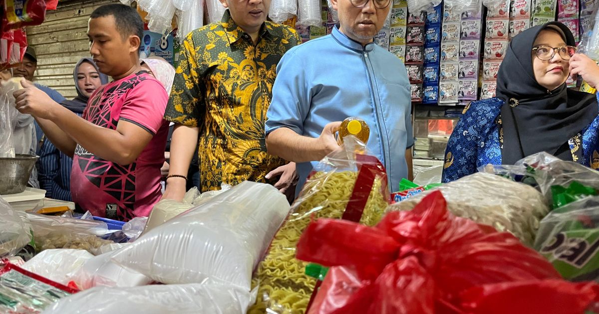 Sekretaris Daerah Kabupaten Bogor, Ajat Rochmat Jatnika  saat melakukan inspeksi mendadak di Pasar Rakyat Cibinong, Selasa, 17 Maret 2026.