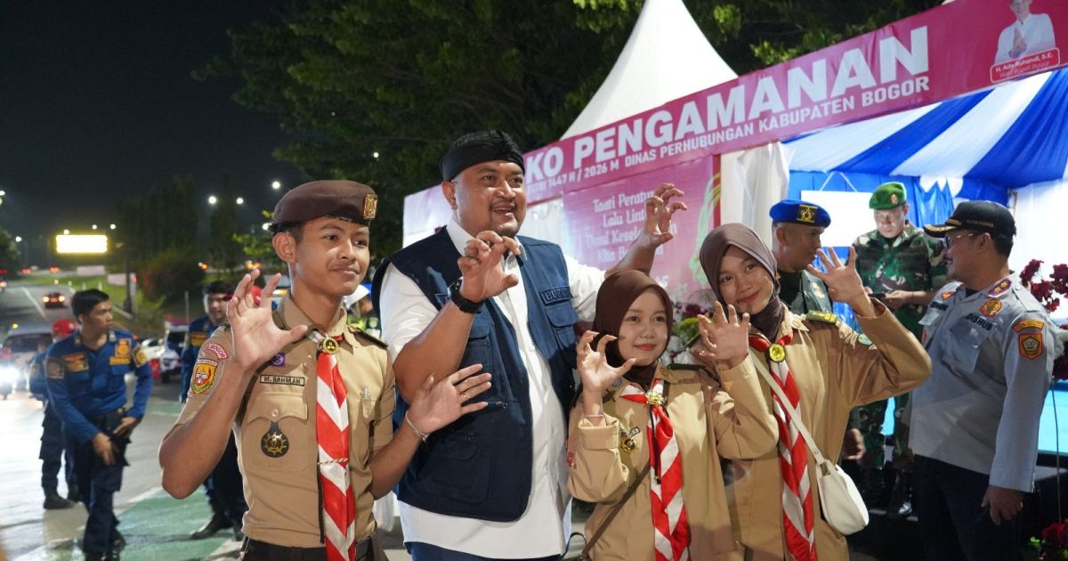 Bupati Bogor, Rudy Susmanto bersama para Pramuka yang ikut mengamankan arus mudik Lebaran 2026.