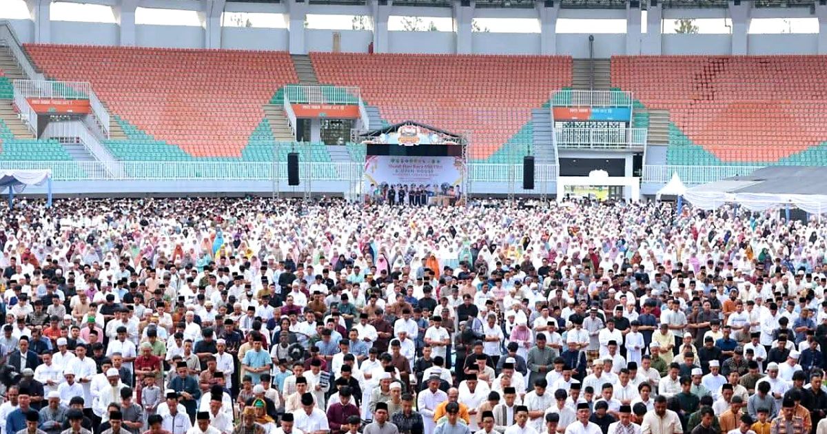 Puluhan ribu warga Kabupaten Bogor memadati Stadion Pakansari untuk Shalat Idul Fitri 1447 H yang dilanjutkan pesta rakyat besar.