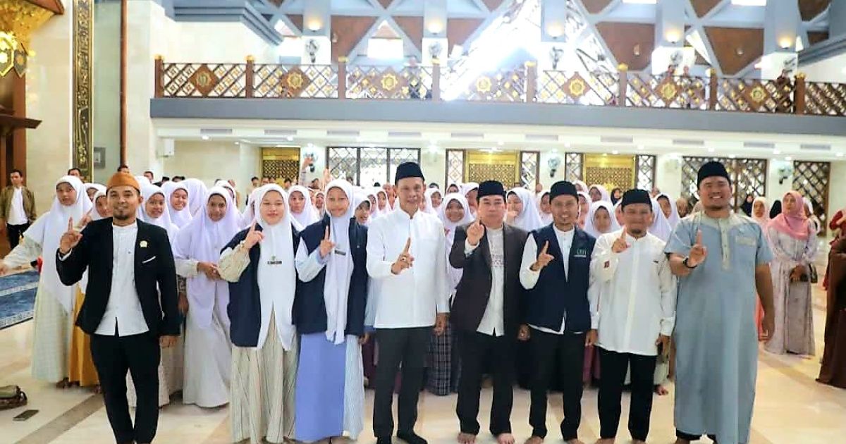 Wakil Bupati Bogor, Jaro Ade bersama para santri yang dilepas ke Gontor.