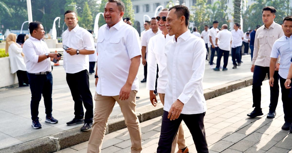 Bupati Bogor, Rudy Susmanto dan Wakil Bupati Bogor, Jaro Ade jalan berdampingan saat menghadiri silaturahmi para Kepala Daerah se-Jawa Barat di Gedung Sate, Bandung.