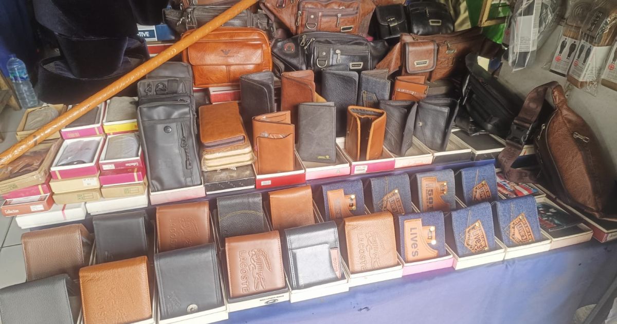 Tas dan dompet hasil produksi pengrajin Ciomas (Jefri Lawalata)