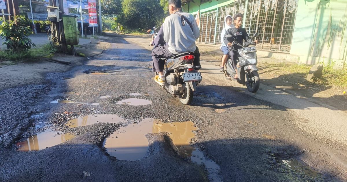 Jalan Kabupaten di Desa BojongJengkol rusak parah, hingga kini belum tersentuh perbaikan (Jefri Lawalata)