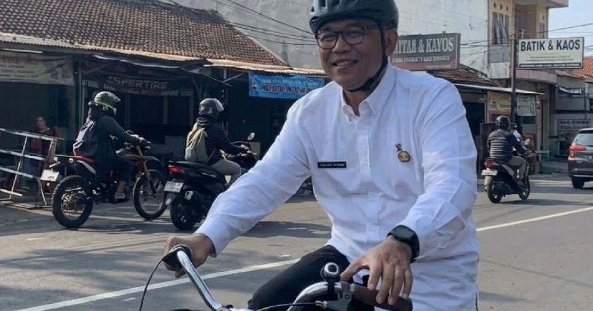 Sekretaris Daerah Kabupaten Bogor, Ajat Rochmat Jatnika, menjadi teladan langsung dengan bersepeda sejauh 10 kilometer menuju kantor. (Foto: Istimewa)