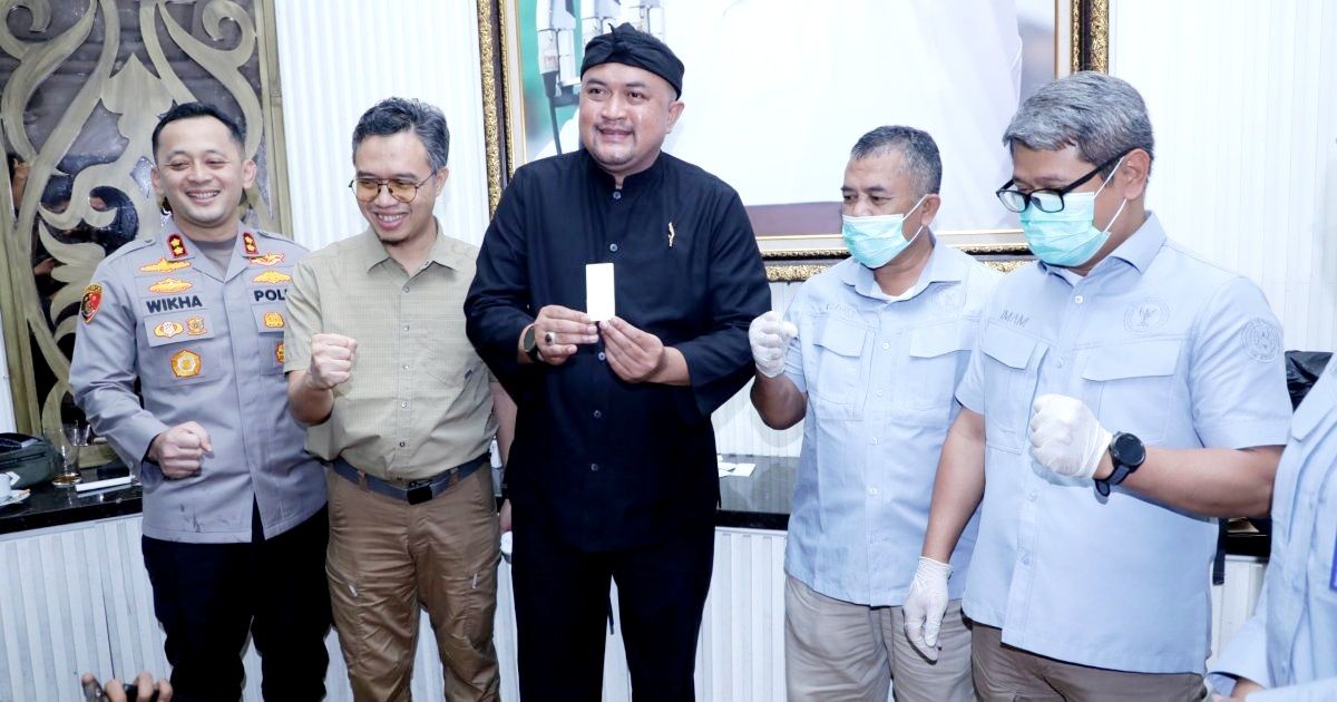 Bupati Bogor, Rudy Susmanto menunjukan hasil tes urine dirinya sendiri, sebagai wujud keseriusan memerangi Narkoba.