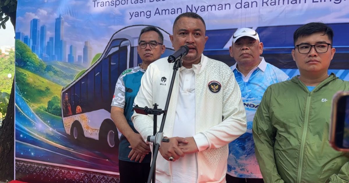 Bupati Bogor, Rudy Susmanto saat meresmikan layanan bus listrik gratis dalam uji coba perdana yang langsung menyasar jalur padat komuter Bojonggede–Sentul, Ahad, 5 April 2026.