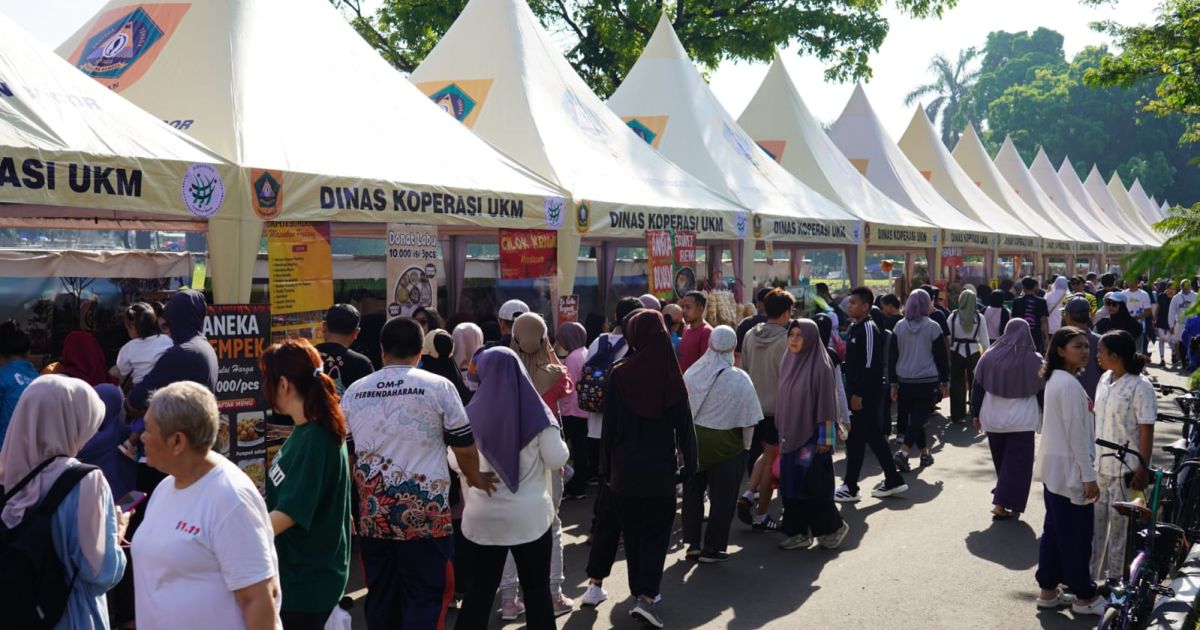 Masyarakat Kabupaten Bogor yang mengikuti CFD Tegar Beriman berdesakan memadati tenda-tenda UMKM.