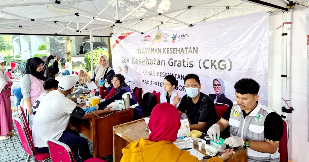 Pemeriksaan kesehatan gratis di CFD Tegar Beriman dipadati warga.
