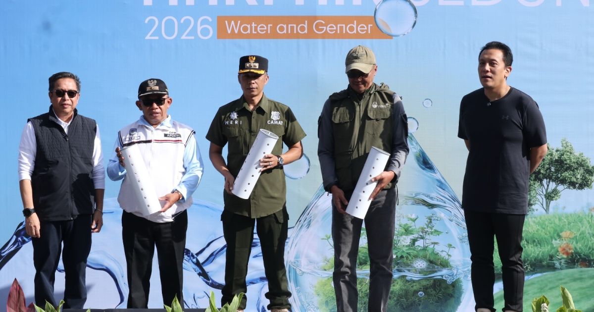 Wakil Menteri Lingkungan Hidup/Wakil Kepala BPLH, Diaz Hendropriyono menyerahkan bantuan 500 unit biopori dan alat lubang biopori untuk 10 desa di Kecamatan Cisarua. (Foto: kemenlh.go.id)