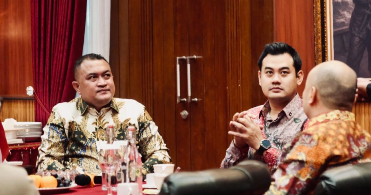 Bupati Bogor, Rudy Susmanto saat berbincang dengan perwakilan Weiming Group dan Danantara, di Pendopo Bupati, Selasa, 7 April 2026.