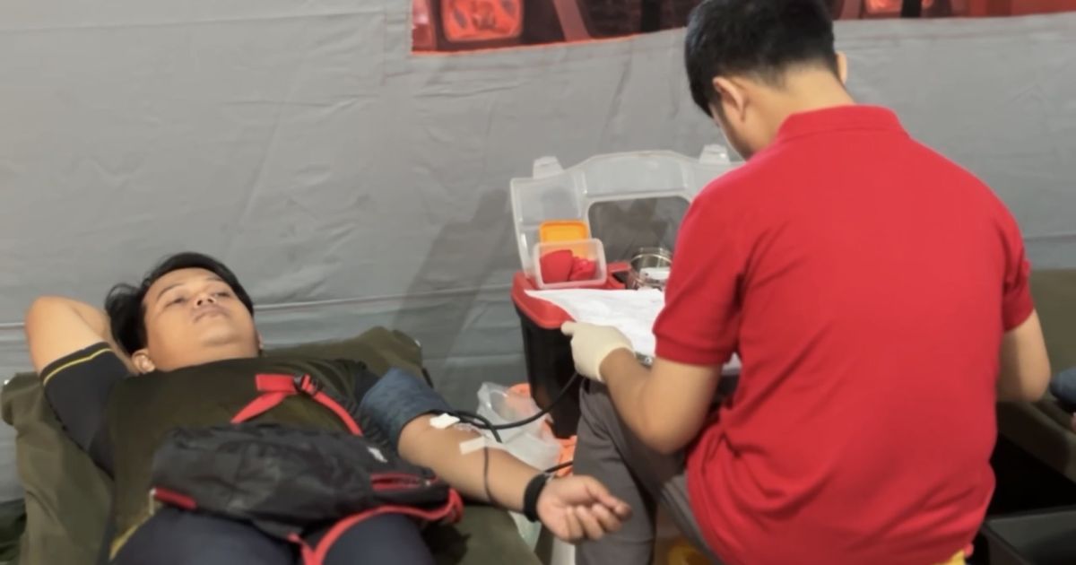 Seorang warga mendonorkan darahnya, yang digelar PMI Kabupaten Bogor saat kegiatan CFD Tegar Beriman, di depan kantor BPBD Kabupaten Bogor.