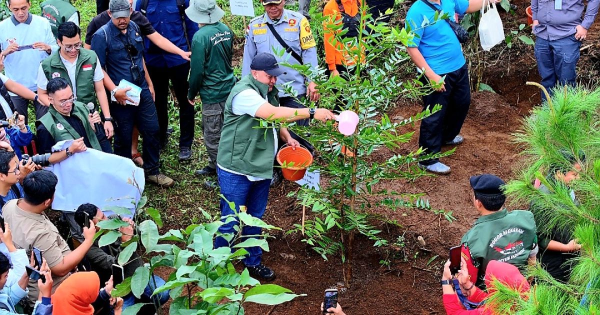 Bupati Bogor, Rudy Susmanto bersama unsur Forkopimda Kabupaten Bogor saat melaksanakan kegiatan penghijauan.
