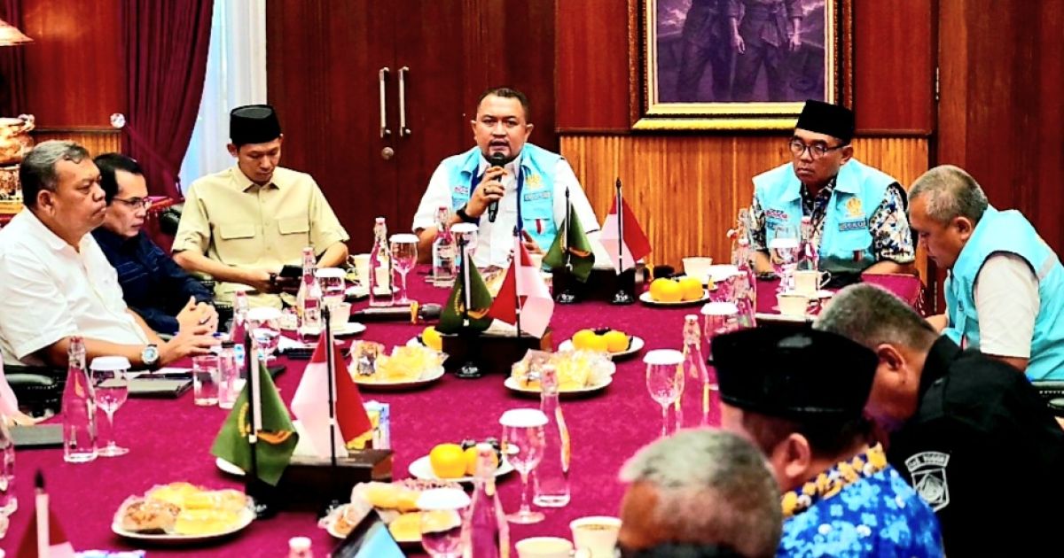 Bupati Bogor, Rudy Susmanto saat rapat koordinasi perizinan di Pendopo Bupati Bogor, Cibinong, Jumat, 17 April 2026.