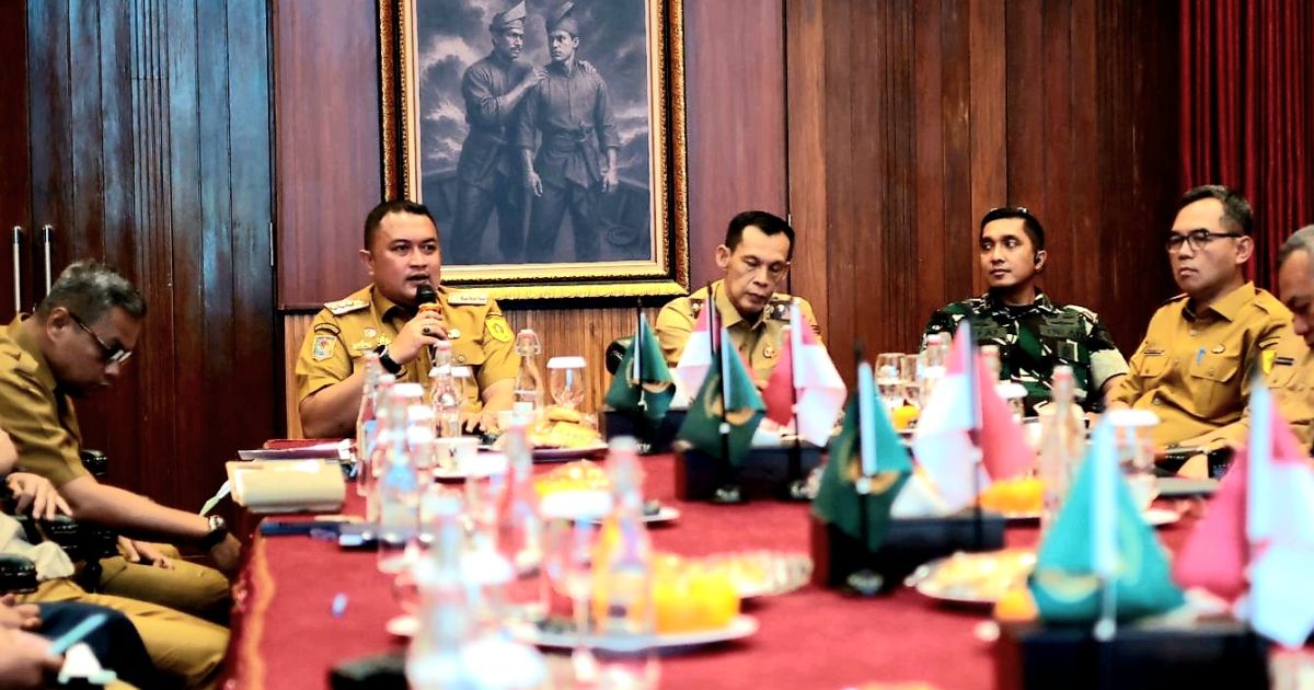 Bupati Bogor, Rudy Susmanto saat memimpin rapat lintas sektor, untuk penanganan bencana banjir yang melanda puluhan wilayah.