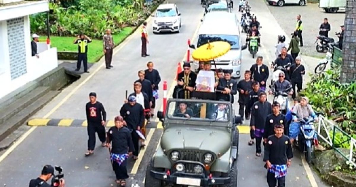 Kirab Mahkota Binokasih di Kabupaten Bogor menjadi momentum penting menghidupkan kembali nilai-nilai sejarah dan budaya Sunda. Lebih dari sekadar tradisi, kirab ini menjadi simbol identitas dan warisan peradaban yang harus dijaga lintas generasi.