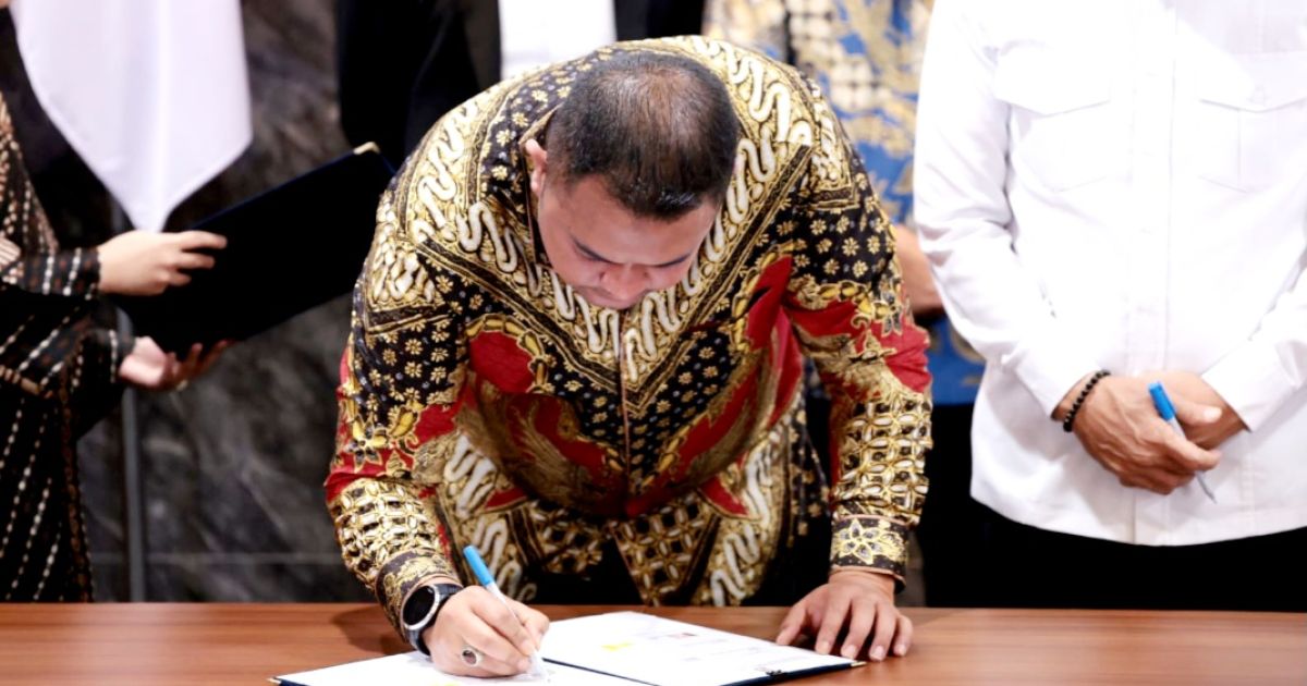 Bupati Bogor, Rudy Susmanto saat menandatangani kerja sama proyek Pengolahan Sampah menjadi Energi Listrik (PSEL) Bogor Raya, Selasa, 21 April 2026, di hadapan Menteri Koordinator (Menko) Bidang Pangan, Zulkifli Hasan.