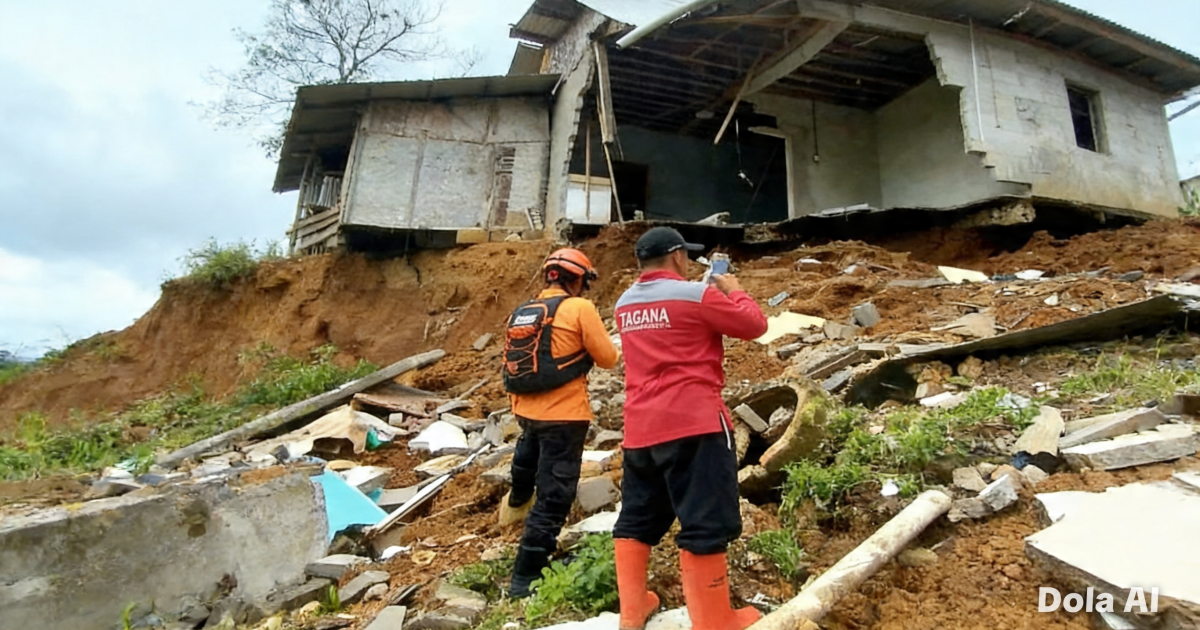Petugas BPBD dan Tagana Kabupaten Bogor turun tangan mengevakuasi korban bencana pergerakan tanah di Kampung Cimangurang, Desa Cijayanti, Kecamatan Babakan Madang.
