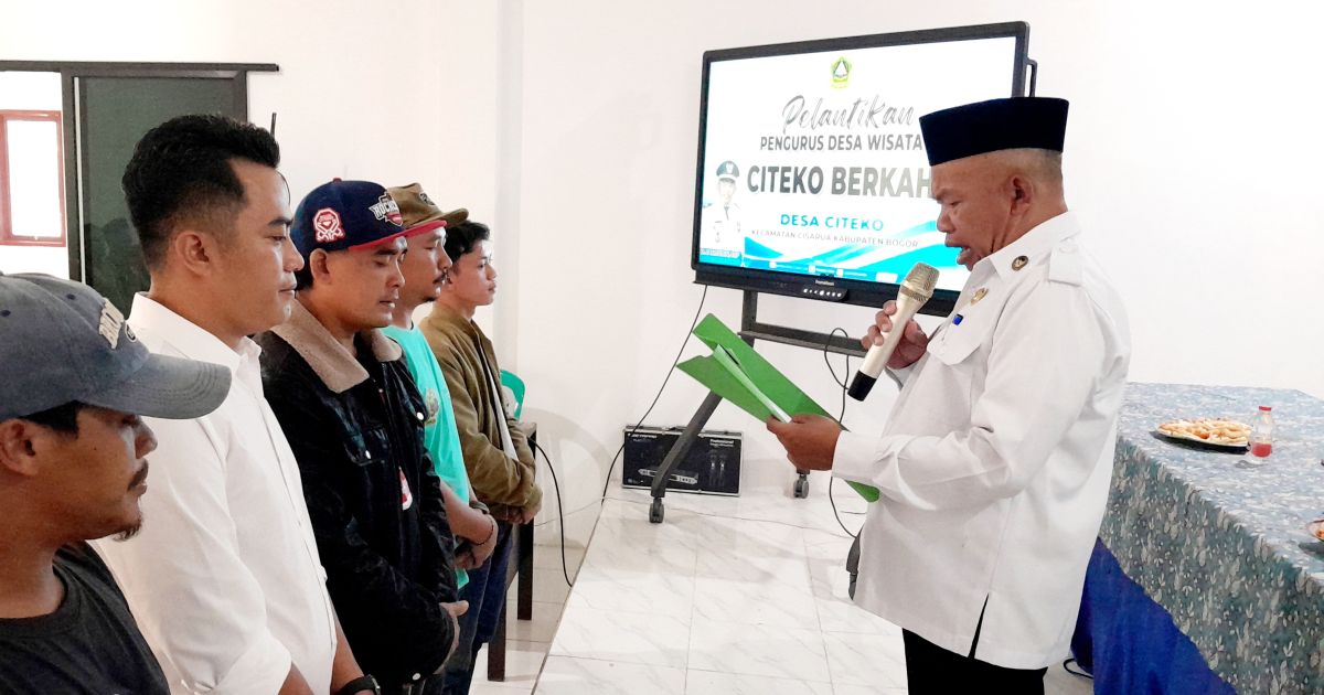 Kepala Desa Citeko,  H. Sahrudin saat melantik dan mengambil sumpah pengurus Desa Wisata Citeko Berkah.