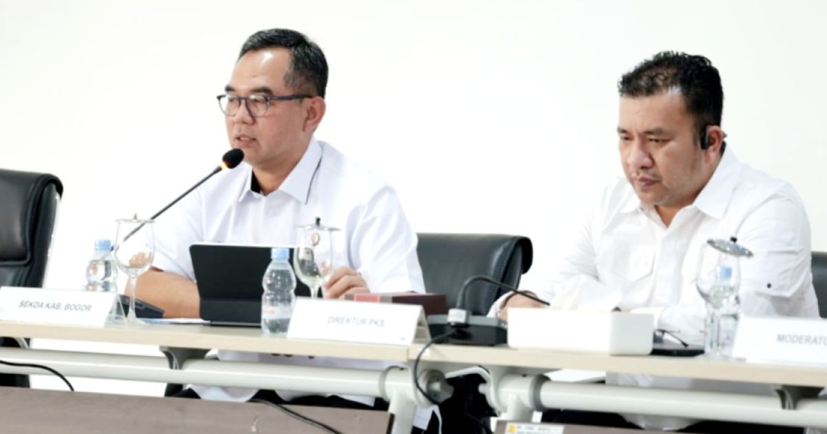 Sekretaris Daerah Kabupaten Bogor, Ajat Rochmat Jatnika (kaca mata) sebagai narasumber, untuk memaparkan konsep penataan kawasan Puncak, sebagai bagian dari upaya menyelaraskan langkah antara pemerintah pusat dan daerah.