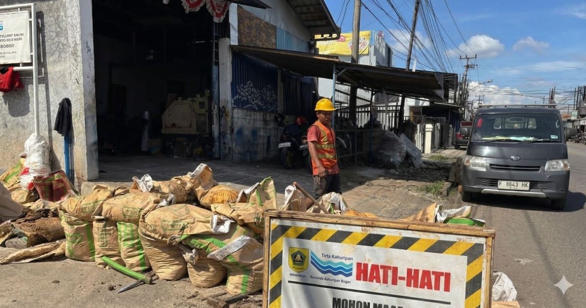 Perumda Air Minum Tirta Kahuripan Kabupaten Bogor, gercep tangani masalah distribusi air minum kepada pelanggan di Tarikolot. (Jefri Lawalata)