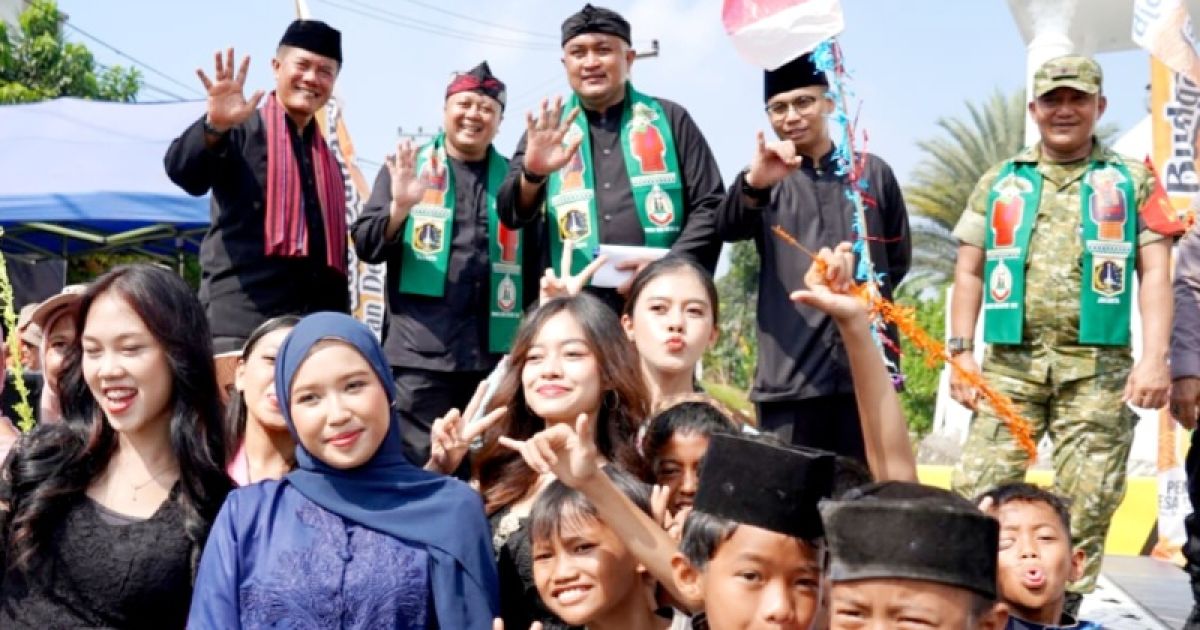 Bupati Bogor, Rudy Susmanto bersama warga Desa Bojonggede saat pawai budaya Lebaran Desa Bojonggede di Perum Bambu Kuning, Minggu, 26 April 2026.