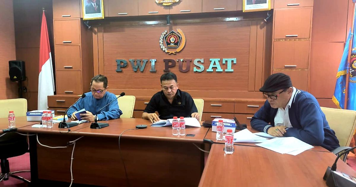 Suasana rapat terakhir Tim Penyelaras AD/ART, KEJ, dan KPW PWI Pusat, yang digelar secara hybrid di Ruang Rapat PWI Pusat, Senin, 27 April 2026.