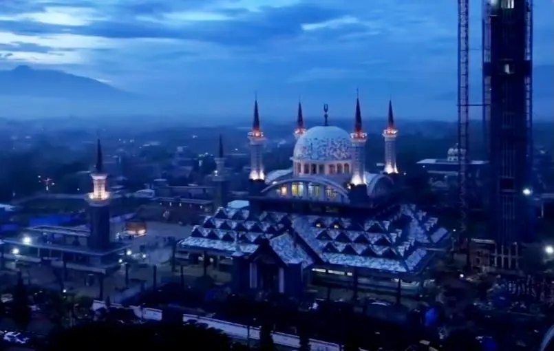 Rudy Susmanto dan Jaro Ade Awali Pemanfaatan Masjid Raya Nurul Wathon Gelar Shalat Berjamaah dan Refleksi Akhir Tahun 2025