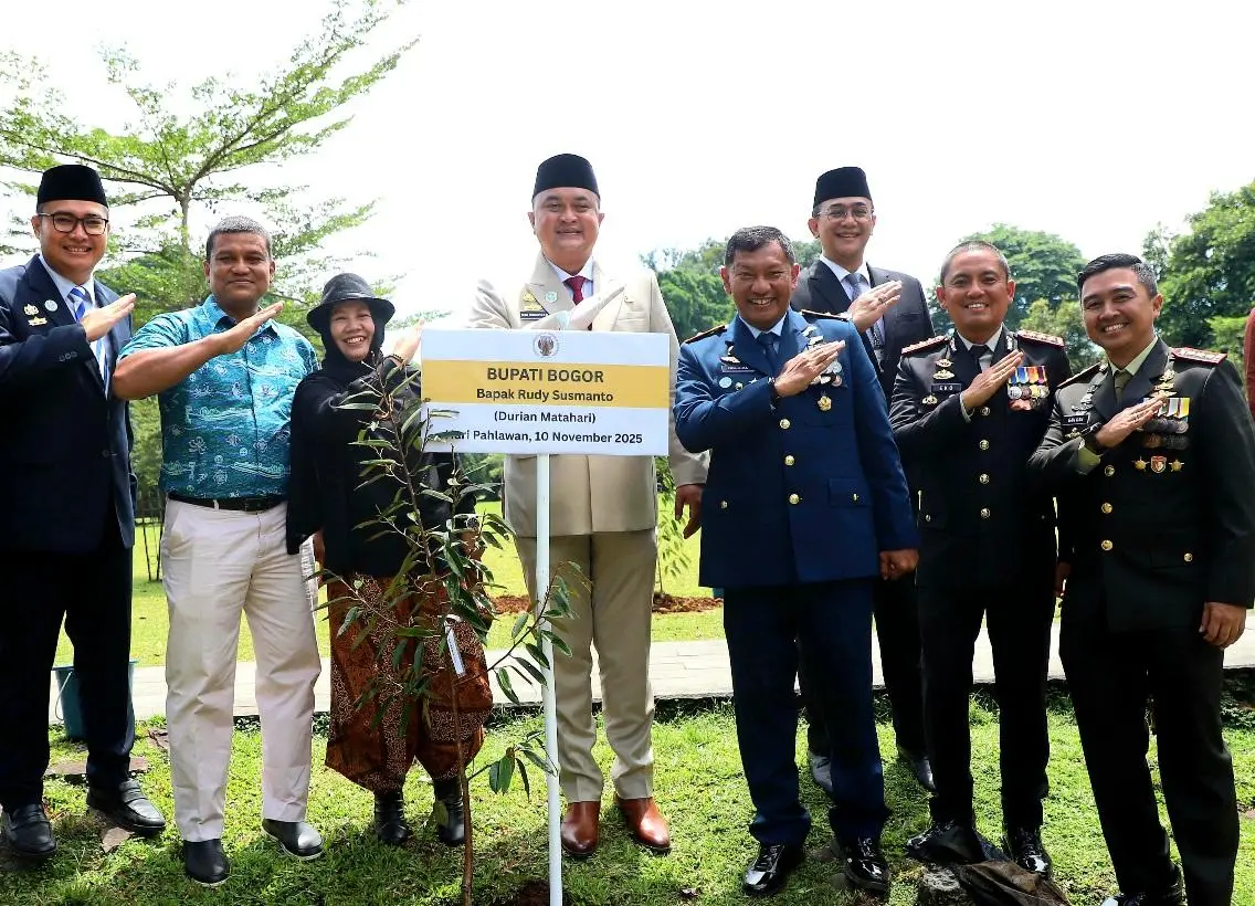 Bupati dan Wali Kota Bogor Tanam Pohon di Istana, Rayakan Hari Pahlawan 2025 dengan Aksi Nyata