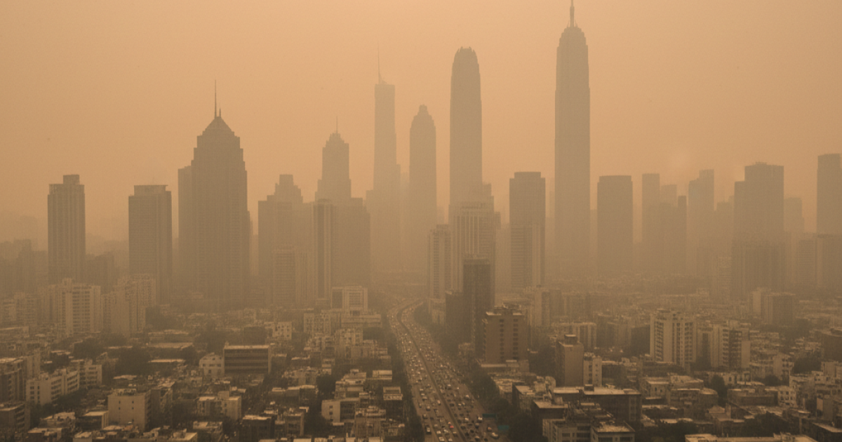 Ilustrasi kabut asap tebal menyelimuti gedung-gedung pencakar langit di kota besar yang padat penduduk.