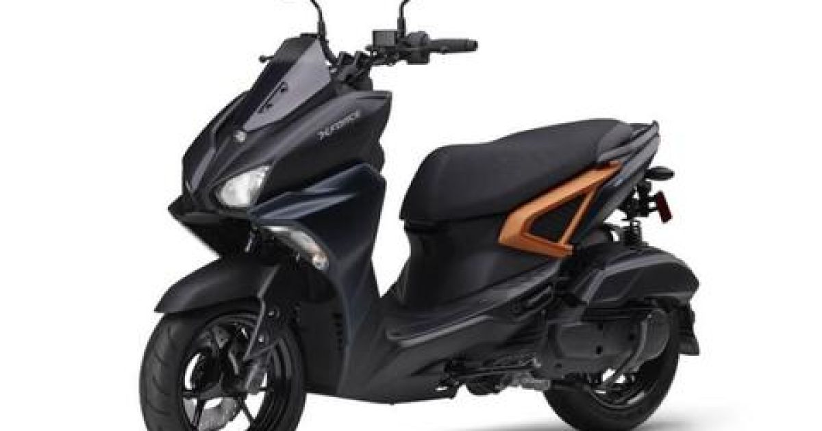 Foto close-up motor Skutik Premium X-Force 175 berwarna matte hitam yang sedang dipamerkan di panggung peluncuran.