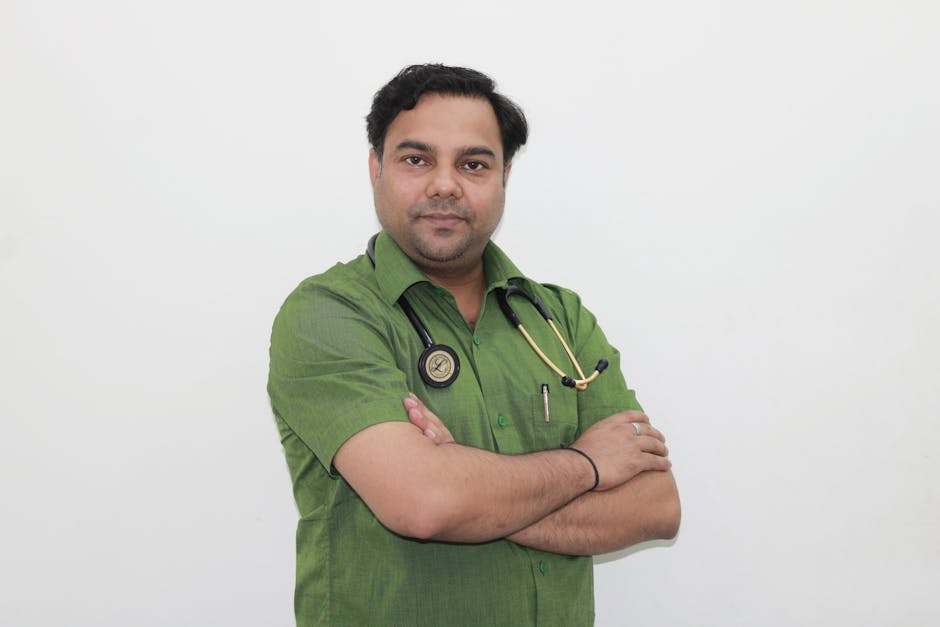 Seorang individu yang tampak cemas sambil menatap layar ponsel di dalam ruangan yang gelap.